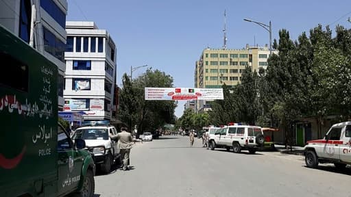 Des forces de l'ordre afghane bloquent l'accès au lieu d'une explosion dans le quartier Shahr-e-Naw de Kaboul le 9 mai 2018
