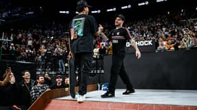Nyjah Huston (USA) félicite Aurélien Giraud (France) lors de la dernière édition du Street League Skateboarding Championship Tour, à Paris, en février 2024
