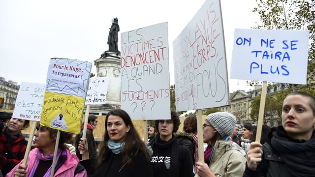 Des femmes se rassemblent lors d'une manifestation contre le harcèlement sexuel et les violences sexuelles, le 29 octobre 2017 à Paris. 