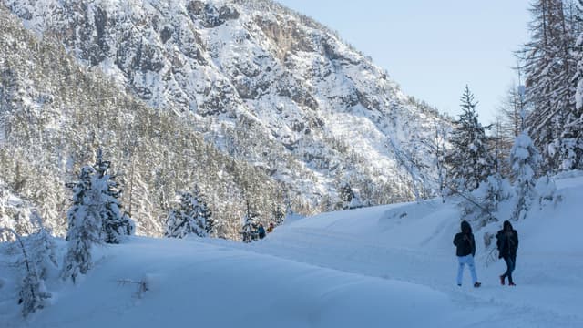 Des migrants montent le col de l'Echelle (Alpes) pour passer la frontière entre l'Italie et la France, le 13 janvier 2018