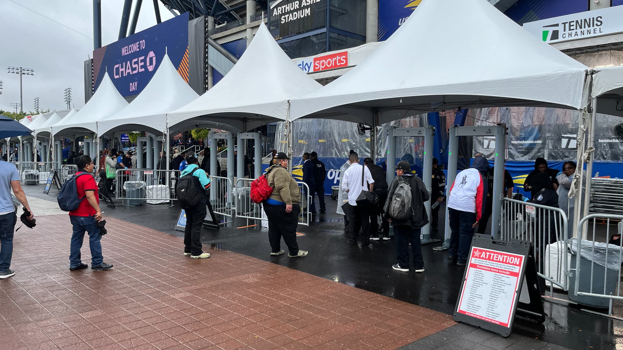 Les contrôles de sécurité devant les portes du Stadium Arthur Ashe, le 7 septembre 2025. Les contrôles de sécurité devant les portes du Stadium Arthur Ashe, le 7 septembre 2025.