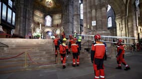 Des pompiers participent à une simulation pour sauver les oeuvres d'art de la cathédrale de Strasbourg, le 20 mai 2025.