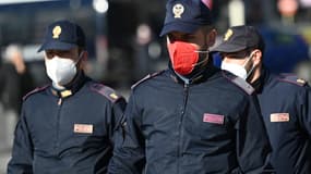 Un policier porte un masque FFP2 coloré, le 14 janvier 2022, à Rome. 