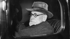 Le psychanalyste autrichien Sigmund Freud quitte la gare Victoria après son arrivée à Londres le 6 juin 1938. 
