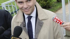 Arnaud Montebourg ne donnera pas de consigne de vote pour le second tour de la primaire d'investiture socialiste, qui opposera dimanche François Hollande à Martine Aubry, selon l'un de ses porte-parole. /Photo prise le 9 octobre 2011/REUTERS/Robert Pratta