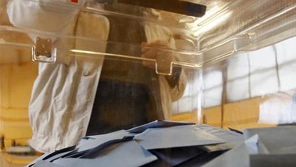 Promesse de campagne de François Hollande et serpent de mer du débat politique français, le vote des étrangers convainc de moins en moins l'opinion, selon une enquête publiée mercredi. /Photo d'archives/REUTERS/Jean-Paul Pélissier