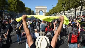 Des manifestants sur les Champs-Elyséses