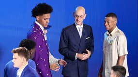 Paolo Banchero, Adam Silver et Kylian Mbappé lors de la Draft NBA, le 23 juin 2022