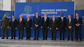 Les ministres de la Défense du G7 et de l'Ukraine, le haut représentant de l'Union européenne Josep Borrell et le secrétaire général de l'Otan Mark Rutte, à Naples, en Italie, le 19 octobre 2024.