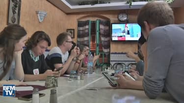 Plusieurs militants de la France Insoumise réunis à Lille pour commenter en direct l'intervention d'Emmanuel Macron.