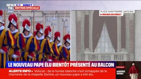 Élection du nouveau pape: les gardes suisses sortent du Vatican 