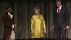 Hillary Clinton aux côtés de Bill de Blasio et Leslie Odom Jr., le 9 avril, à New York.