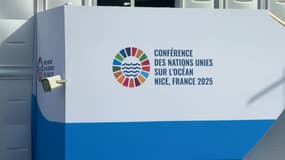 Le logo de la conférence des Nations unies sur l'océan à Nice (Alpes-Maritimes), sur le centre des Congrès du port construit spécifiquement pour l'événement, le 23 mai 2025.