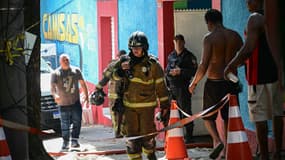 Des pompiers quittent les lieux après avoir éteint un incendie dans la Cidade do Samba, à Rio de Janeiro, au Brésil, le 12 février 2025.