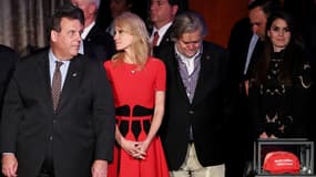 Chris Christie, Kelyanne Conway et Stephen Bannon, trois membres de l'équipe de Donald Trump, le 9 novembre à New York. 