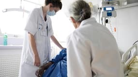 Une médecin et une psychomotricienne du service mobile de soins palliatifs au chevet d'une patiente de l'hôpital Antoine-Béclère de l'AP-HP, à Clamart le 27 mai 2025. Photo d'illustration