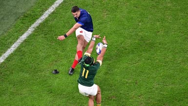 La transformation de Thomas Ramos contrée par Cheslin Kolbe lors de France-Afrique du Sud (28-29) en quart de finale de la Coupe du monde, le 15 octobre 2023