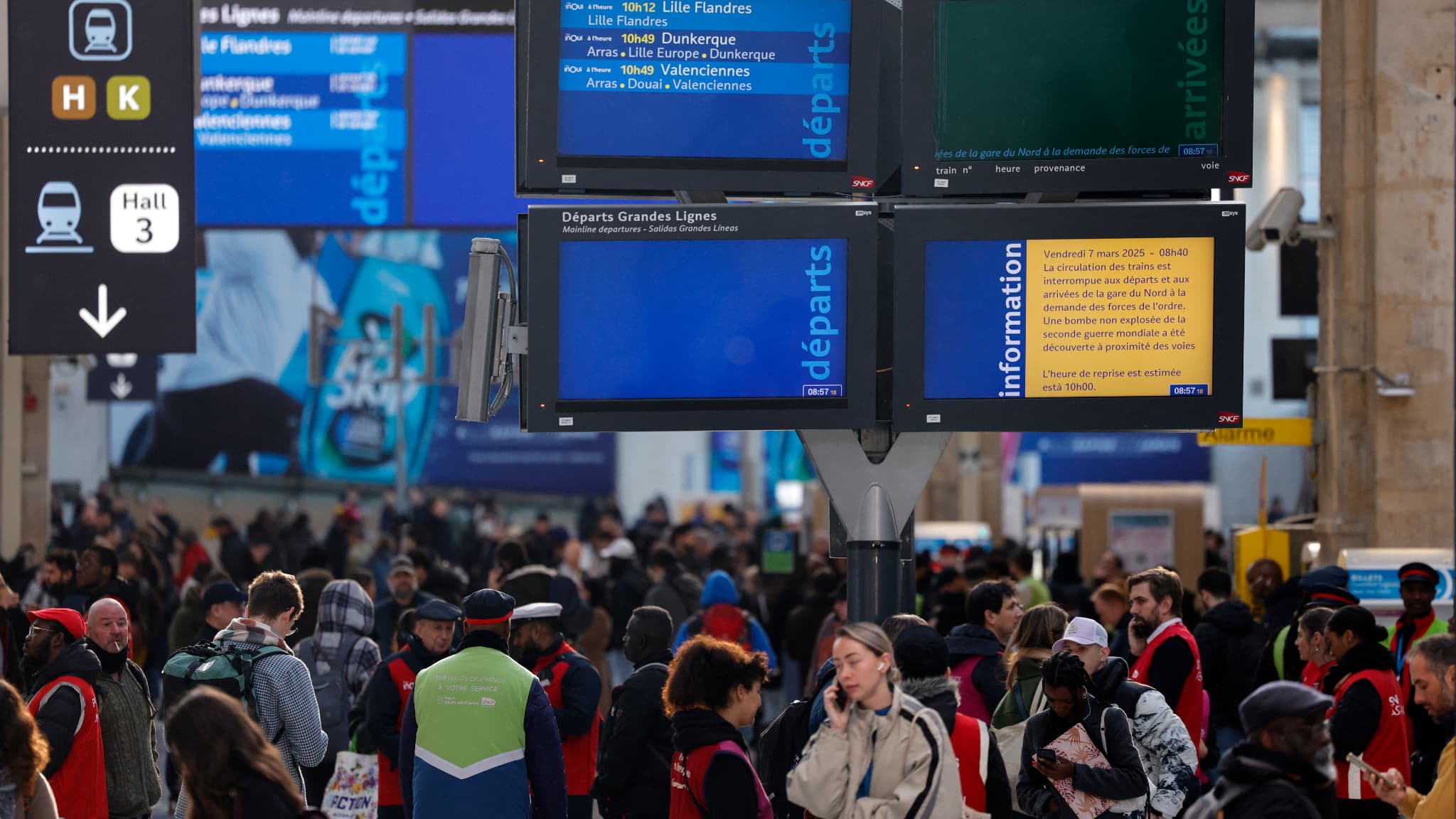 Des voyageurs en attente de leurs trains à la gare du Nord, à Paris le 7 mars 2025 après la découverte d'une bombe de la Seconde Guerre mondiale à proximité. Des voyageurs en attente de leurs trains à la gare du Nord, à Paris le 7 mars 2025 après la découverte d'une bombe de la Seconde Guerre mondiale à proximité.