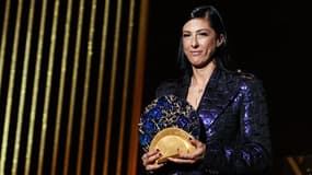 Jennifer Hermoso avec le prix Socrates lors de la soirée du Ballon d'or 2024