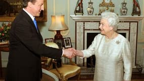 David Cameron reçu par la reine Elizabeth au palais de Buckingham. Le dirigeant conservateur David Cameron est devenu le nouveau Premier ministre de Grande-Bretagne en acceptant l'invitation de la reine à former un gouvernement. /Photo prise le 11 mai 201