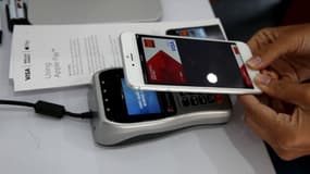 Les applications de paiement mobile des banques, disponibles sur iPhone ou Apple Watch, doivent passer par Apple Pay pour accéder directement à la puce sans contact du géant californien. 