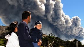 Une famille observe l'expulsion de cendres du volcan depuis Caviahue, Argentine, le 22 décembre.