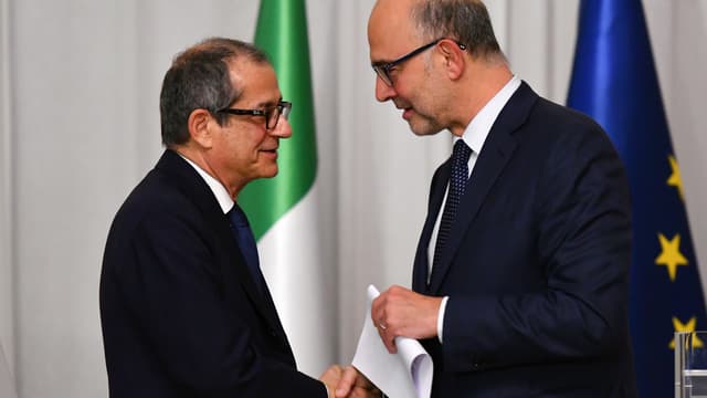 Pierre Moscovici remet la lettre de la Commission européenne à Giovanni Tria, le ministre de l'économie italien.