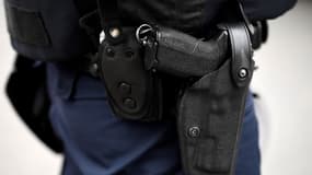 La ceinture d'un policier photographié de profil (image d'illustration)