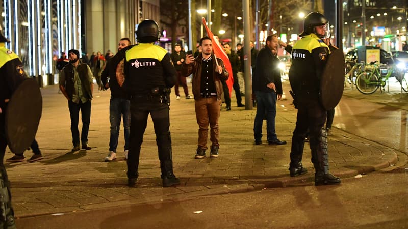 Des manifestants turcs, samedi soir, à Rotterdam, aux Pays-Bas. 