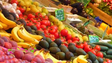 Un étal de fruits et de légumes au marché (illustration)