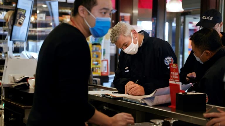 La police français contrôle l'application des nouvelles restrictions anti-Covid-19 dans un restaurant à Paris, le 6 octobre 2020 (PHOTO D'ILLUSTRATION).