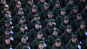Des militaires russes lors de la répétition générale du défilé militaire du Jour de la Victoire célébré le 9 mai, à Moscou, le 7 mai 2023.