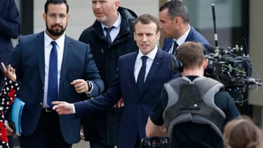 Le président de la République Emmanuel Macron, flanqué d'Alexandre Benalla, le 12 avril 2018 à Berd'huis dans le nord-ouest de la France.