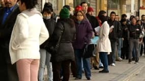 Une file de demandeurs d'emploi devant une agence pour l'emploi en Espagne.
