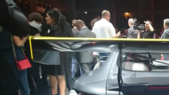 Et la GT 3 de course avec son impressionnant aileron Et la GT 3 de course avec son impressionnant aileron