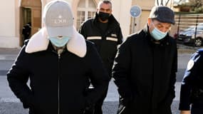 Les dentistes Lionel (g) et Jean-Claude Guedj, accusés de fraude et de mutilations dentaires, arrivent pour leur procès au tribunal de Marseille, le 28 février 2022