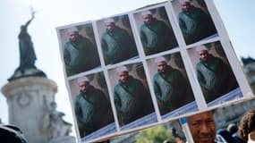 Des portraits d'Aboubakar Cissé, tué le 25 avril 2025 à la mosquée de Grand-Colombe, lors d'un rassemblement place de la République le 1er mai