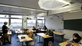 Un système de ventilation installé dans une salle de classe au lycée IGS de Mayence, dans l'ouest de l'Allemagne, pour lutter contre le Covid-19, le 12 novembre 2020