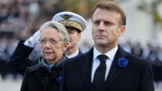 La Première ministre Elisabeth Borne à coté du président Emmanuel Macron, à l'Arc de Triomphe à Paris, le 11 novembre 2023