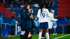 Corinne Diacre, la sélectionneure des Bleues, en discussion avec Marie-Antoinette Katoto, le 19 février 2022