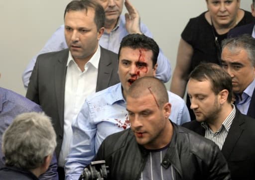 le leader de l'opposition de gauche Zoran Zaev, le visage ensanglanté, dans le chaos qui a suivi l'irruption dans l'hémicycle des  sympathisants du VMRO-DPMNE de l'ex-Premier ministre Nikola Gruevski, le 27 avril 2017 à Skopje