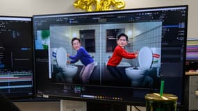 Cette photo prise le 22 mai 2025 montre des graphiques animés représentant (de gauche à droite) Lee Jae-myung, le candidat à la présidence du Parti démocratique de Corée du Sud, et Kim Moon-soo, le candidat du Parti du pouvoir du peuple, alors qu'ils plongent dans les toilettes sur un écran d'ordinateur au siège du radiodiffuseur SBS à Séoul.