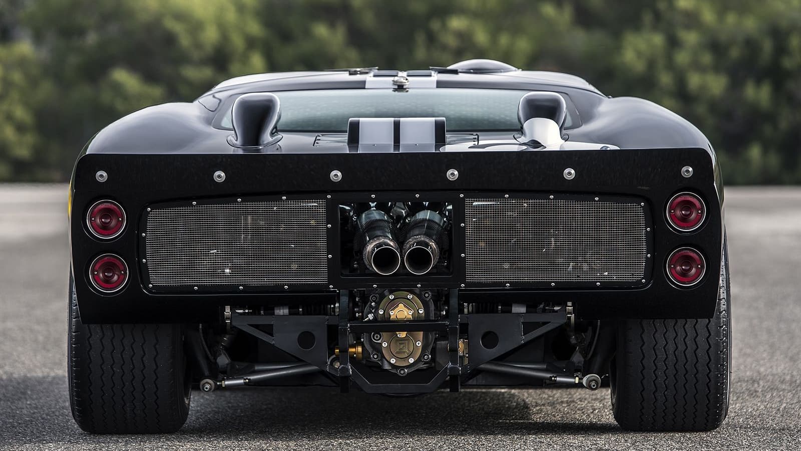 L'arrière emblématique de la GT40 est fidèlement reproduit. L'arrière emblématique de la GT40 est fidèlement reproduit.