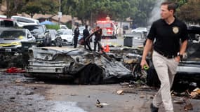Les enquêteurs examinent le site où un petit avion s'est écrasé dans une rue résidentielle de San Diego, en Californie, le 22 mai 2025
