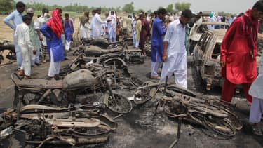 L'essence répandue par un camion s'est embrasée sur cette route u Pakistan.