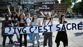 Des défenseuses du droit à l'avortement à Paris, le 24 juin 2022, après la décision des Etats-Unis de revenir sur le droit constitutionnel à l'IVG