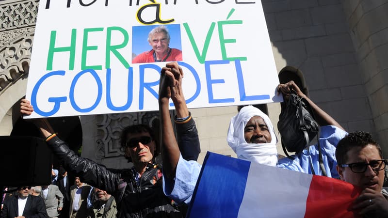 Des centaines de personnes se sont réunies devant la Mosquée de Paris vendredi.