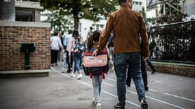 Un père accompagne sa fille à l'école  à l'occasion de la rentrée scolaire à Paris le 2 septembre 2019 (image d'illustration)
