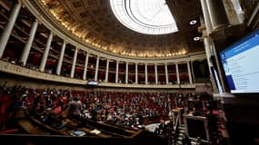 Des députés assistent à une séance de questions au gouvernement à l'Assemblée nationale, la chambre basse du Parlement français, à Paris, le 4 novembre 2025. 