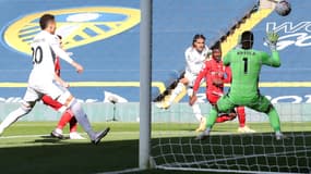 Helder Costa marquant un but à Alphonse Areola, à Leeds le 19 septembre 2020